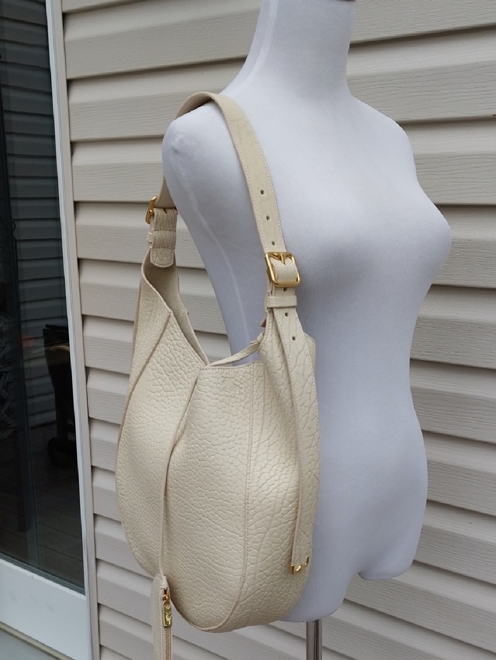 Burberry Cream Pebbled Leather Hobo Bag With Zip Pouch - Picture 5 of 14